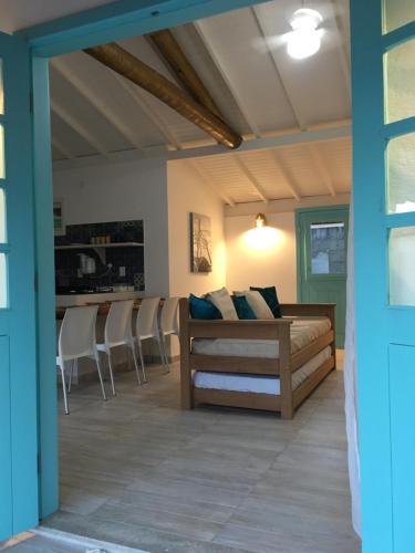 una camera con letto e sedie di Vila dos Lençóis a Santa Cruz Cabrália