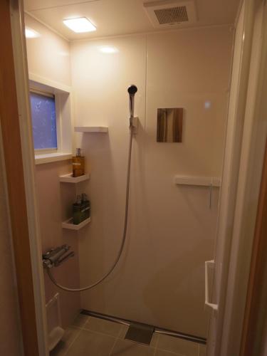 Bilik mandi di Guest House Motomiya
