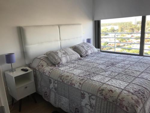 una camera con un letto e una grande finestra di Alexander Boulevard 1505 a Punta del Este
