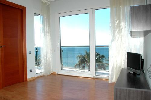 TV a/nebo společenská místnost v ubytování Apartamentos las Palmas VII Family only