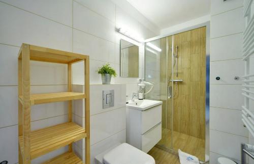 a bathroom with a toilet and a sink and a shower at Apart-Invest Apartament Oslo in Szklarska Poręba