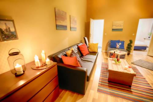 een woonkamer met een bank en een tafel bij Urban Nest Apartments Świętego Marka27 in Krakau