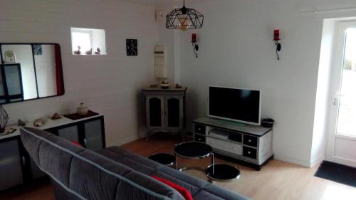 TV a/nebo společenská místnost v ubytování Le Petit Montceaux