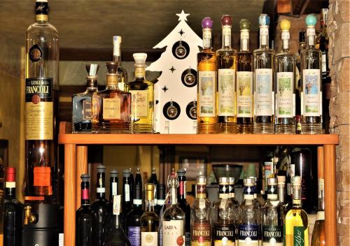 un estante lleno de botellas de alcohol en Indren Hus, en Alagna Valsesia