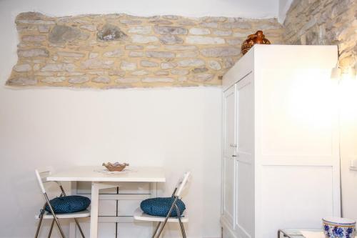 a room with a table and two chairs at Casale di Nicolò in Urbino