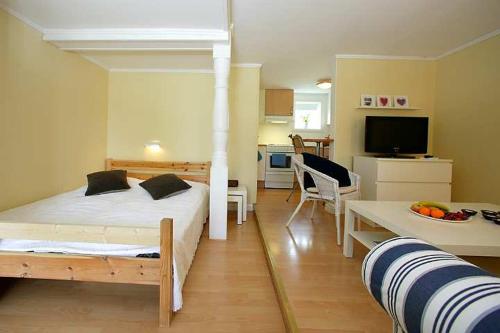um quarto com uma cama e uma sala de estar em Classic Leksand em Leksand