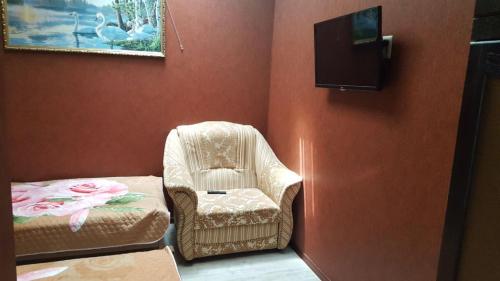 キスロヴォツクにあるApartments on Krasnoarmeyskaya 6の椅子、ベッド、テレビが備わる客室です。