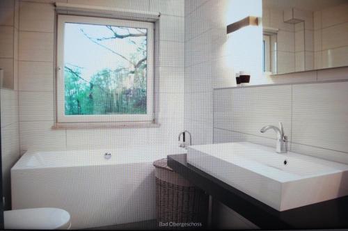 A bathroom at Ferienhaus TRAUM AM SEE mit Sauna und Whirlpool