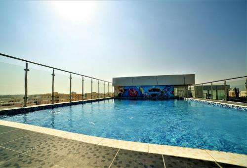 Bazén v ubytování Al Dyafa Hotel Suites nebo v jeho okolí