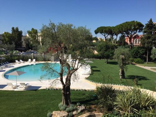 Uitzicht op het zwembad bij Mercure Villa Romanazzi Carducci Bari of in de buurt