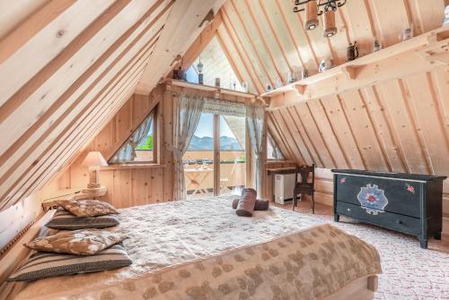 1 dormitorio con 2 camas en una habitación con paredes de madera en Domek w Roztokach z widokiem na Tatry, en Kościelisko