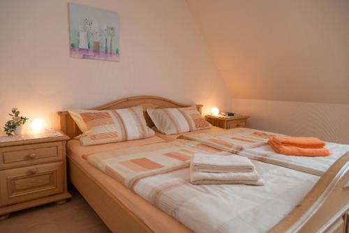 ein Schlafzimmer mit einem großen Bett mit Handtüchern darauf in der Unterkunft Ferienhaus Kleine Oase in Varel