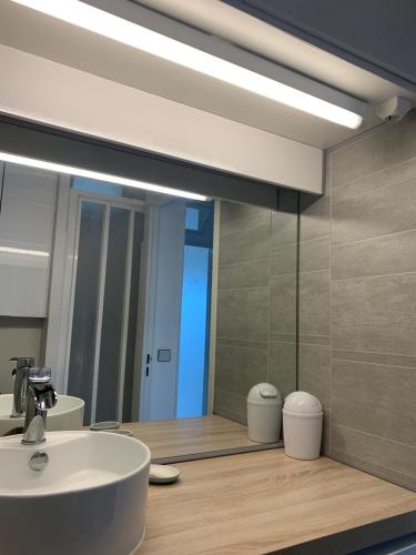 カルノン・プラージュにあるStudio Cabine Vue mer et Portのバスルーム(白い洗面台、鏡付)