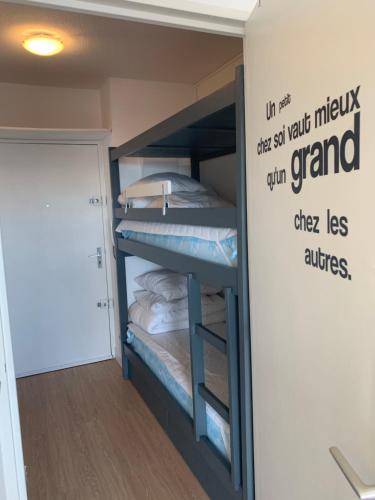 Cette chambre dispose de 3 lits superposés. dans l'établissement Studio Cabine Vue mer et Port, à Carnon-Plage