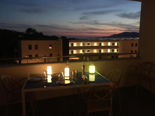 - une table sur un balcon éclairé dans l'établissement Domaine du Frasso, à Grosseto-Prugna