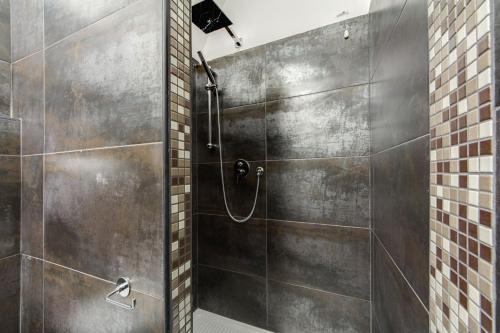 eine Dusche mit Glastür im Bad in der Unterkunft B&B Colosseo Panoramic Rooms in Rom