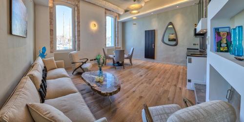 un salon avec un canapé et une table dans l'établissement Mermoz, à Marseille