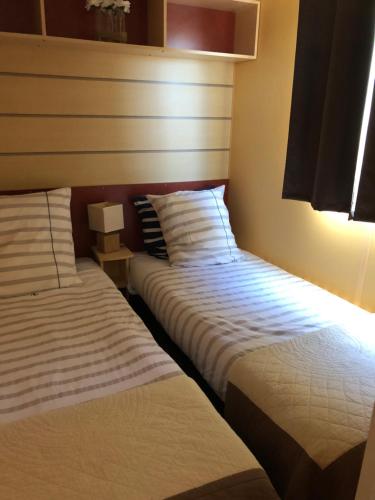 A bed or beds in a room at FLAMANTS ROSES 3