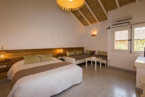 Postel nebo postele na pokoji v ubytování Le Saly Hotel & Hotel Club Filaos - All Inclusive