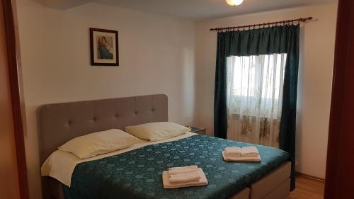 1 dormitorio con 1 cama con 2 toallas en Apartments Antolović en Vrsar