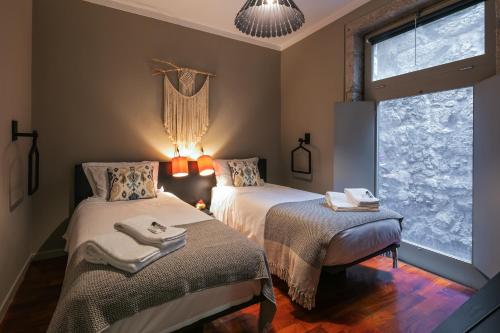 ポルトにあるPorto Insight Apartments- with balconyのベッドルーム1室(ベッド2台、窓付)