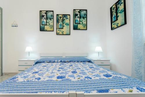マリーナ・ディ・マンカヴェルサにあるCasa Vacanze LE CONCHIGLIEのベッドルーム1室(ベッド1台付)
