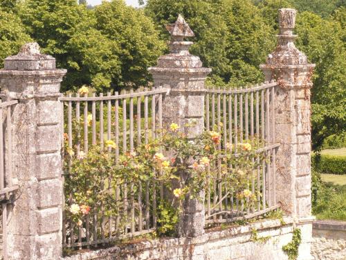 Κήπος έξω από το Chambres d'Hôtes et Gîtes du Château de Clauzuroux
