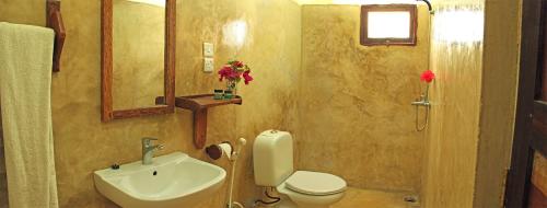 Ett badrum på Panga Chumvi Beach Resort