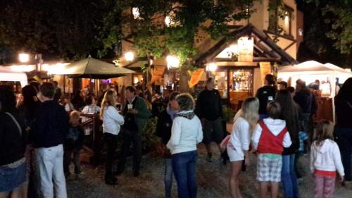 un grupo de personas de pie en una multitud en un evento en Casa de bosque en el Mar en Santa Teresita