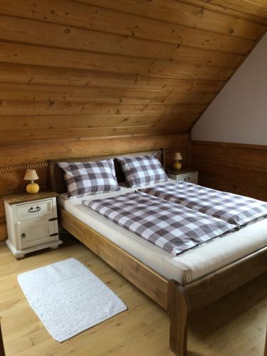 カルパチにあるDom w Karkonoszachの木製の天井が特徴のベッドルーム1室(ベッド1台付)