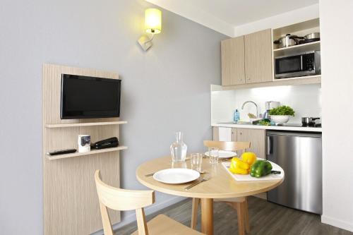 Dapur atau dapur kecil di Aparthotel Adagio Access Marseille Prado Périer