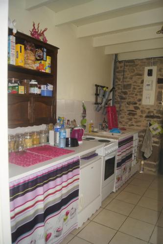 une cuisine avec une cuisinière et un comptoir dans l'établissement l'antreTerre et Mer, à Vieux-Viel