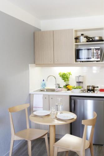 Dapur atau dapur kecil di Aparthotel Adagio Access Marseille Prado Périer