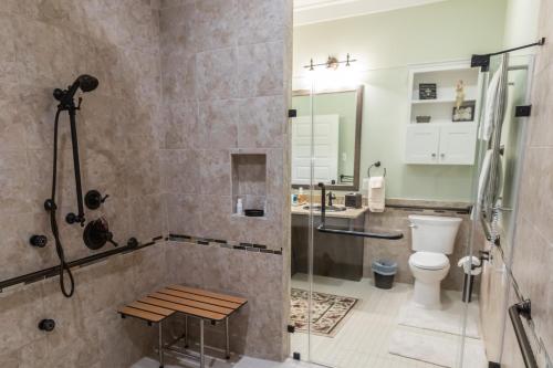 uma casa de banho com um chuveiro, um WC e um lavatório. em Bienvenue Mon Ami Bed and Breakfast em Amite