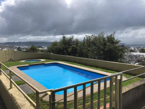 una piscina al lado de una casa en Mirador Villarrica Apartment, en Villarrica