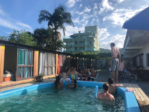 Swimming pool sa o malapit sa Hostel Bombinhas
