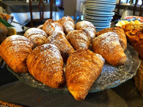 un vassoio di prodotti da forno seduti su un tavolo di Hotel Amoha a Rimini