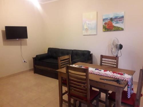 sala de estar con mesa y sofá en 994 Tucumán en San Fernando del Valle de Catamarca