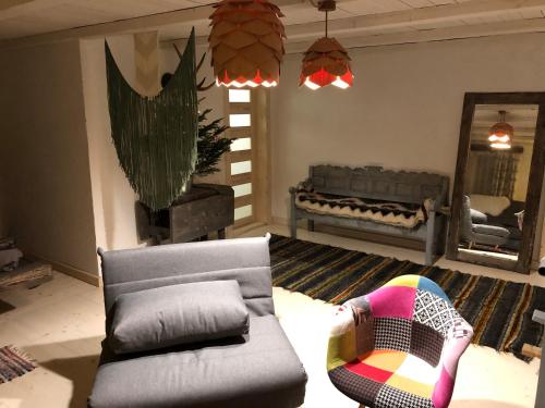 a living room with a couch and a mirror at ГУЦУЛЬСЬКА ХАТА in Yasinya
