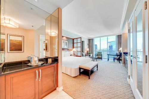 ein Hotelzimmer mit einem Bett und einem Bad in der Unterkunft Jet Luxury at The Signature Condo Hotel in Las Vegas