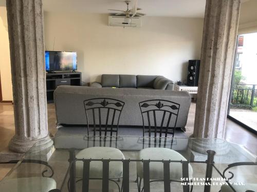a living room with a couch and two chairs at Villa Privada ubicada en el campo de Golf del Hotel Vidanta Mayan Palace in Acapulco