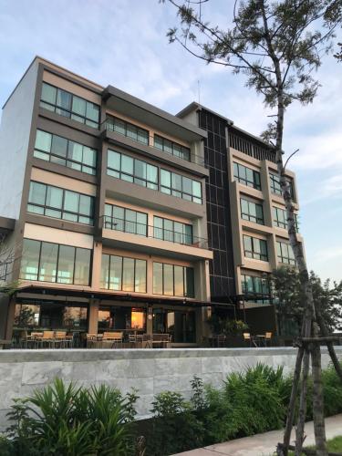 an office building with a lot of windows at The Residence Thepkanjana in Ban Khlong Krathum Baen