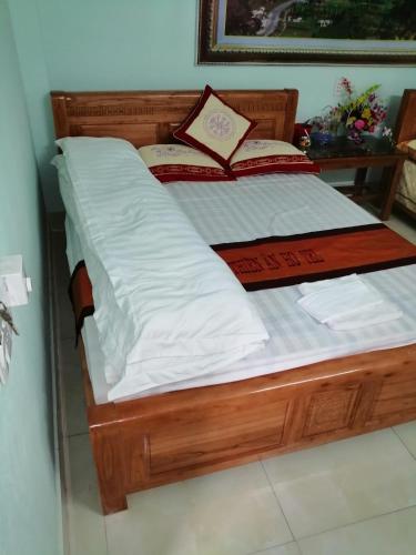 Postel nebo postele na pokoji v ubytování Yen Minh Hotel Thien An