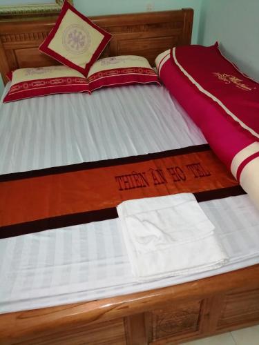 Postel nebo postele na pokoji v ubytování Yen Minh Hotel Thien An