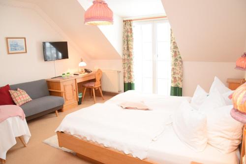 sypialnia z łóżkiem i biurkiem w obiekcie Seehotel Huber w mieście St. Gilgen