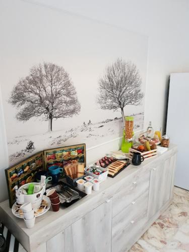 un buffet con cibo sopra con alberi sul muro di Perla Sicula a Catania