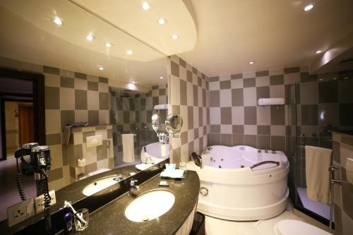 A bathroom at Park Lane Hotel Lahore
