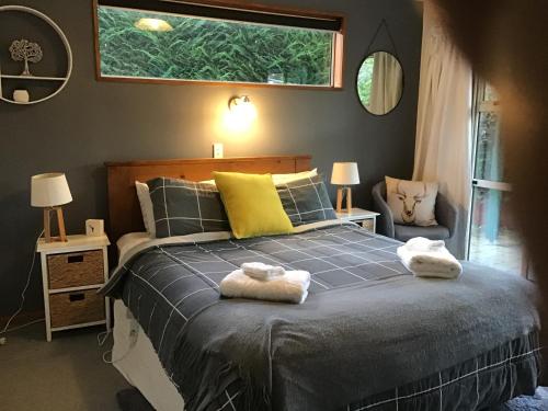 um quarto com uma cama com duas toalhas em Self contained and private room em Dunedin