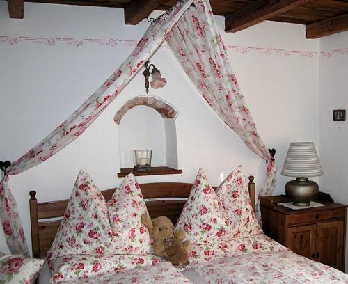 A bed or beds in a room at Beim Schachnerhaus