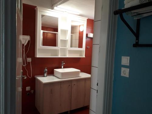 uma casa de banho com um lavatório e um espelho em Elea Guesthouse em Galaxidi